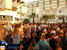 We are returning better than ever with our get wet during the champagne showers and cool yourself down during the swim stop by diving into ibiza's turquoise water with giant inflatables, a 4m. Ibiza Les Endroits Les Plus Branches Pour Faire La Fete