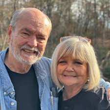 What year-round job opportunities are available in Lenoir City for a  19-year-old?