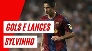 Sylvio mendes campo júnior, dit sylvinho, né le 12 avril 1974 à são paulo au brésil, est un footballeur international brésilien, évoluant au poste d'arrière gauche, reconverti en entraîneur.il officie tout d'abord en tant qu'entraîneur adjoint dans différents clubs brésiliens de 2011 à 2013 avant de seconder roberto mancini à l'inter milan de 2014 à 2016. Sylvinho Novo Tecnico Do Corinthians Gols E Lances De Sylvinho Youtube
