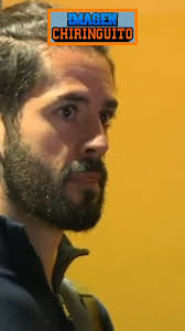 🫤 Rostros muy serios y máximo silencio en la llegada del Betis a Sevilla  tras la goleada contra el Barça., 🩼 Aitor Ruibal, en muletas y con el pie  izquierdo vendado., 📹 @gonzatortosa