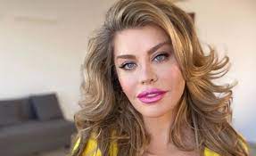 Singer, actress, tv hostess and mother, loredana began her career in the city of onesti, city famous for gymnastics. Loredana Groza Mai Sexy Ca NiciodatÄƒ A Pozat Ca In Reviste Dar I A ScÄƒpat Din Vedere Un Detaliu Intim