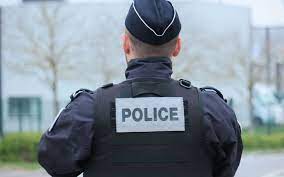 • pour qui considère nos habitudes de licence, nos goûts de calomnie, notre régime policier. Un Policier Se Tue Tous Les Quatre Jours Le Cri D Alarme Des Syndicats Le Parisien