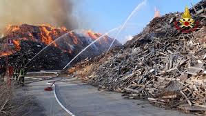 Maybe you would like to learn more about one of these? Brucia Stabilimento Dismesso Vicino Torino Fumi Tossici E Popolazione Evacuata Greenme