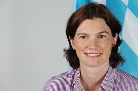 Er studierte von 1984 bis 1990 jura an der universität augsburg.nach dem referendariat legte er sein zweites juristisches staatsexamen ab. Tanja Schweiger Wikipedia