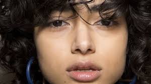 Comment lisser les cheveux sans lisseur. Comment Porter La Frange Sur Cheveux Boucles L Express Styles