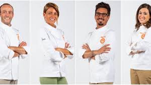 En la primera prueba de la noche, tendrán que copiar y seguir, paso a paso, las indicaciones del chef paolo casagrande, responsable del restaurante lasarte martín berasategui (el primer tres estrellas michelin en barcelona), que cocinará con ellos y les guiará para copiar su receta. Masterchef 9 La Sfida Finale Antonio Davide Marisa E Maria Teresa Si Contendono Il Podio La Repubblica