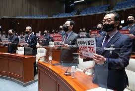 이른바 '필리버스터' 때문에 대부분 주요 법안은 100명의 상원의원 중 단순히 51명의 과반수가 아닌 60명의 지지를 얻어야 한다. Bz4843uxwv1 Lm