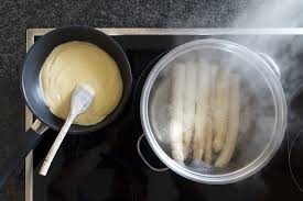 Cuire les asperges blanches à l'eau ou à la vapeur. Cuisson Des Asperges Comment Les Cuire Et Les Preparer Aux Fourneaux