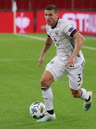 It is a common sight to find robin gosens making a crucial tackle in his own box and then rampaging higher up the pitch to make himself. Robin Gosens Von Der Randlage Ins Rampenlicht