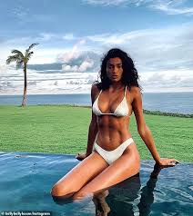 In this episode of go to bed with me, gale breaks down every product in. Freedomroo Kelly Gale Sets Pulses Racing As She Flaunts Eye Popping Cleavage At The Gym Australiannewsreview