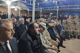 Uzunca bir süredir sessizliğini koruyan milli savunma bakanı hulusi akar chp'ni̇n grup başkan vekili özgür özel ile mecliste. Bakan Akar Dan Sehit Ailesine Taziye Ziyareti Hatay Haberleri