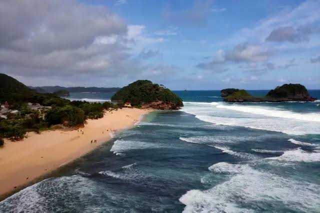 Pantai Watu Leter Malang - Daya Tarik, Aktivitas Liburan, Lokasi & Harga  Tiket - Pesisir