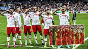 Erfahre alles zum türkei em 2021 trikot! Trotz Uefa Verfahrens Turkei Spieler Zeigen Auch Gegen Frankreich Umstrittenen Salut Jubel Sportbuzzer De
