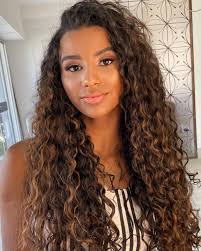 Ei você cacheada, vem que estou te esperando!! Make:  @thay_vasconcelosmakeup @natyllaprofessionaloficial #cacheadas  #iluminadacacheadas #beauty #hair #mg