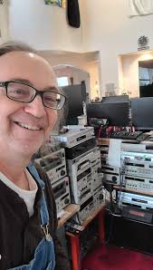 Does anyone have access to a large format 3/4" umatic player? (It's an old  video editing format). I need to digitize a bunch of tapes.