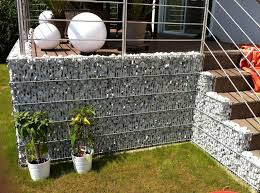 Unansehnliche Wande Im Garten Verschwinden Lassen Mit Den Steingabionen Wandverkleidungen Von Arcadia Ist Genau Wandverkleidung Verkleidung Gabionenwand