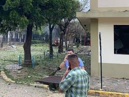 Según información preliminar, un vehículo ingresó al batallón del ejército y minutos después se escucharon dos detonaciones de los explosivos. 09lmgrau8glsnm