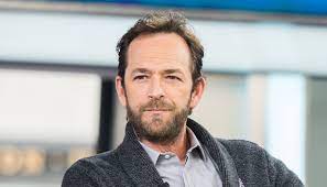 Actorul american luke perry, devenit celebru prin serialul beverly hills, 90210, a murit la doar 52 de ani. A Murit Actorul Luke Perry Europa Fm