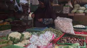 Monos, satu + polein, menjual) adalah suatu bentuk pasar di mana hanya terdapat satu penjual yang menguasai pasar. Mengandung Bakteri Pedagang Pasar Tradisional Surabaya Enggan Jual Jamur Enoki