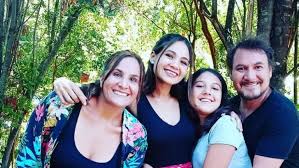 En la ficción nocturna, la estudiante de teatro de la universidad católica interpreta a «karla», una de las amigas. Actriz Claudia Perez Replica Foto De Hace 14 Anos Con Su Hija Embarazada Demasiado Bello Meganoticias
