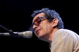 A.J. Croce op zijn praatstoel achter de vleugel