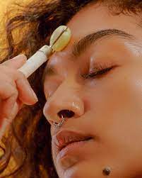 What causes swelling on face? 7 Ways To De Bloat A Puffy Face