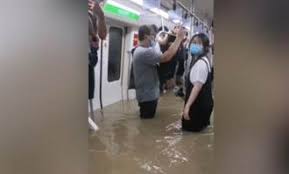 廣深港高速鐵路香港段與總長度達38,000公里的 中國高速鐵路 系統網絡，估計從香港 西九龍總站 出發的4小時車程範圍，能夠覆蓋最少6,000萬人口；方便了香港與 中國大陸 之間的 交通 。. Rx6kthdku1tlom