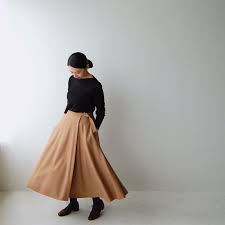 女性の動きを美しく見せるサーキュラースカート サーキュラースカート ファッションアイデア おしゃれ