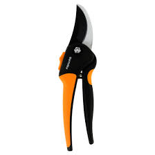 Great for making clean cuts on stems and small branches, this pruner is specifically designed for comfortable use by gardeners with medium to large hands. Fiskars Larger Softgrip Bypass Pruner Walmart Com Walmart Com