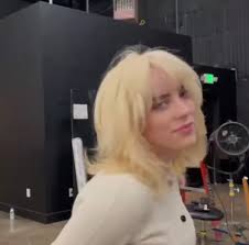 So zeigte sie ihre mähne bereits in hellbraunen wird gerade wiedergegeben: Pop Base On Twitter Billie Eilish Debuts Beautiful Blonde Hair