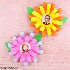 You can make these cards in under 30 minutes, with supplies you probably already have around the house (or buried in your craft room). Photo Flower Card For Kids To Make Arty Crafty Kids
