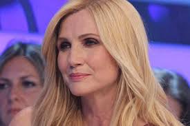 Scoperta da pippo baudo che l'ha voluta al suo fianco come showgirl nei varietà del sabato sera di rai 1 fantastico 6 e fantastico 7. Lorella Cuccarini Si Racconta In Un Intervista Ho Perso Un Figlio