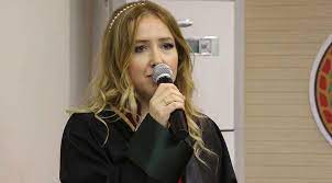 Hüseyin avni coş ilk eşi sıdıka zeynep'ten 2006 yılından ayrıldı. Sakarya Valisi Cos Un Esi Avukat Oldu Son Dakika Haberleri