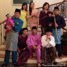 Ini adalah cara untuk dia mengelakkan dari kita tahu identiti perempuan ketiga itu. Emas Putih