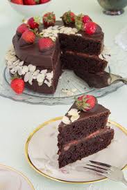 Jetzt rührst du die drei eier einzeln und nacheinander unter. Naschkatze Einfach Und Chic Schoko Erdbeer Torte Vegan