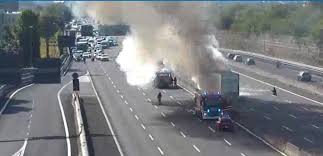 Una densa nube di fumo nero è visibile dalla tangenziale ovest e da tutte le strade nella zona ovest di milano. Camion In Fiamme Sulla Milano Varese All Altezza Di Rho Code E Rallentamenti In Tutta La Zona Foto Il Notiziario