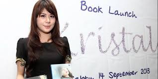Perjalanan kariernya di dunia seni suara dimulai dari pencapaiannya sebagai seorang finalis indonesian idol 2012 yang kemudian berlanjut dengan dikeluarkan album berjudul self titled. Wina Natalia Lempar Album Sekaligus Novel Kapanlagi Com