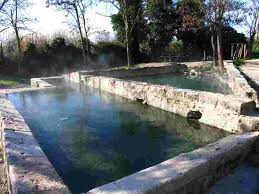 Un importante paese medievale, san casciano dei bagniè famoso per le sue terme, già note agli etruschi e ai romani, di cui si ricorda l'imperatore ottaviano che già all'epoca sfruttava il potere curativo delle sorgenti di questa zona. Nuotano Nelle Vasche Termali Di San Casciano Dei Bagni Scattate Sanzioni E Verifiche Gonews It