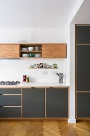 Une Bande De Rangement En Bois Au Dessus De La Cuisine Lui Donne Un Look Contemporain Com Cuisine Minimaliste Armoires De Cuisine Rustiques Amenagement Cuisine