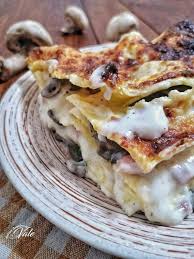 Ecco la ricetta della lasagna bianca, preparata con diversi tipi di carne e besciamella. Lasagna Bianca Con Funghi E Prosciutto Semplice Ma Gustosa