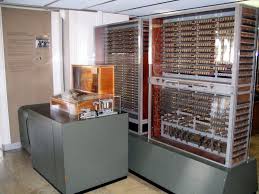 Den ersten computer in dem sinne wie man das heute versteht (programmgesteuert, gleitkommarechnung, vollautomatisch, binär). Computer Wikipedia