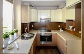 Una cocina pequeña y alargada no tiene por qué resultar fría o poco acogedora. Cocinas Alargadas Y Estrechas Como Aprovechar El Espacio