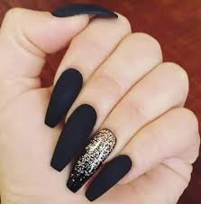 Matte Black And Gold Acrylic Nails Pin By Natalie Butler Beauty Hacks On Nails Black Gold Nails Gold Nails Matte Nails Design