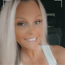 Sara Bogue's Instagram, Twitter & Facebook