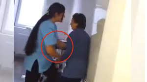 Chica pega a anciana en residencia