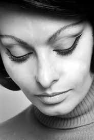 Retro makeup 70s makeup look 1970s makeup. Alex Babsky Sur Twitter To Me She S The Most Genius Makeup Icon Ever Look At Sophia Loren S Amazing Eye Makeup Here Http T Co Hisfc2tx