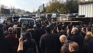 شيع السوريون عقب صلاة الجمعة جنازة المخرج السوري حاتم علي. Zslfvvupjrbubm