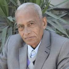 عبد العظيم كامل.. الطبيب الذي سحر شاشة السينما المصرية وُلد الفنان عبد  العظيم كامل في 10 نوفمبر 1918، في عائلة راقية بالقاهرة، وكان منذ صغره  مثالاً للأناقة والانضباط. اعتاد أن يذهب مع