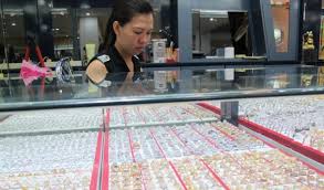 Harga tersebut juga tidak bergerak dibandingkan harga buyback pada sabtu (14/8/2021) yang ada di rp 822.000 per gram. Masih Stabil Harga Emas Perhiasan Rp 280 Ribu Per Gram Tribun Pontianak