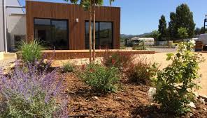 Depuis de nombreuses années, nicolas roubaud, paysagiste à marseille dirige son entreprise vert tige avec enthousiasme et. Jardin D Entreprise Architecte Paysagiste Marseille Les Jardins De Cabrieres